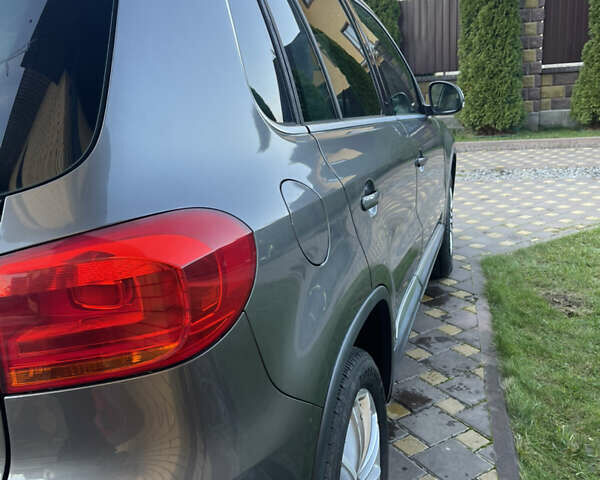 Сірий Фольксваген Тігуан, об'ємом двигуна 2 л та пробігом 205 тис. км за 10800 $, фото 2 на Automoto.ua