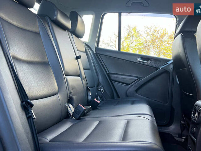 Серый Фольксваген Тигуан, объемом двигателя 2 л и пробегом 193 тыс. км за 13700 $, фото 16 на Automoto.ua