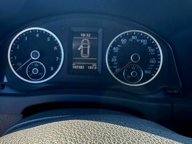 Серый Фольксваген Тигуан, объемом двигателя 2 л и пробегом 195 тыс. км за 13000 $, фото 7 на Automoto.ua