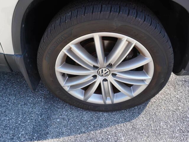 Сірий Фольксваген Тігуан, об'ємом двигуна 2 л та пробігом 77 тис. км за 7000 $, фото 13 на Automoto.ua