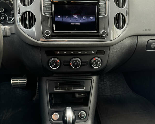 Сірий Фольксваген Тігуан, об'ємом двигуна 2 л та пробігом 175 тис. км за 12750 $, фото 35 на Automoto.ua