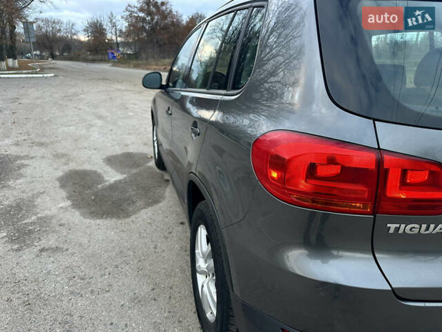 Сірий Фольксваген Тігуан, об'ємом двигуна 2 л та пробігом 150 тис. км за 12300 $, фото 10 на Automoto.ua