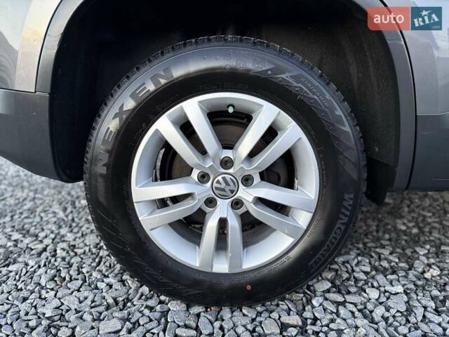 Серый Фольксваген Тигуан, объемом двигателя 2 л и пробегом 135 тыс. км за 11950 $, фото 46 на Automoto.ua