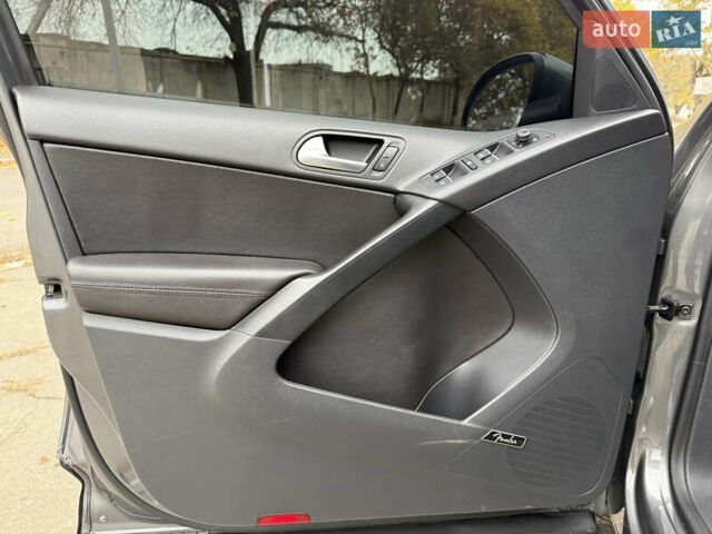 Серый Фольксваген Тигуан, объемом двигателя 2 л и пробегом 163 тыс. км за 15700 $, фото 42 на Automoto.ua