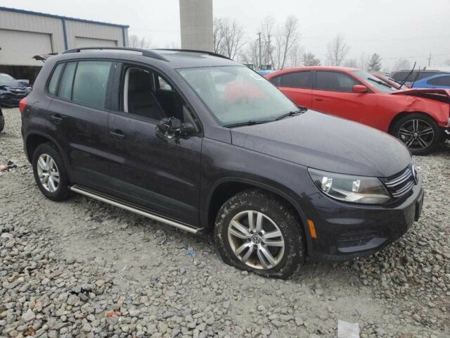 Сірий Фольксваген Тігуан, об'ємом двигуна 2 л та пробігом 135 тис. км за 2300 $, фото 3 на Automoto.ua