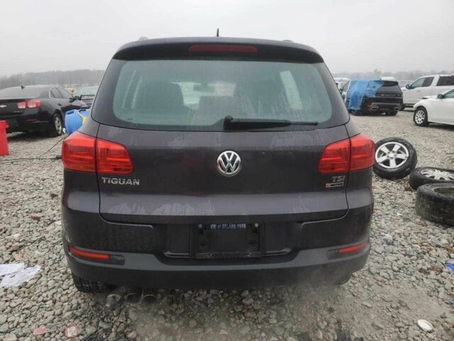 Сірий Фольксваген Тігуан, об'ємом двигуна 2 л та пробігом 135 тис. км за 2300 $, фото 5 на Automoto.ua