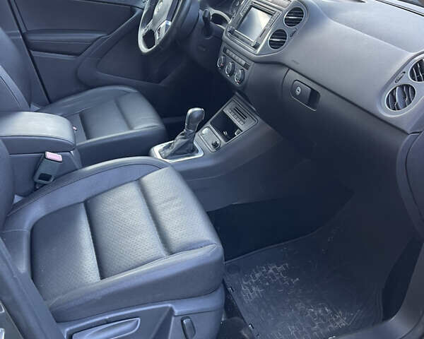 Сірий Фольксваген Тігуан, об'ємом двигуна 2 л та пробігом 205 тис. км за 10800 $, фото 10 на Automoto.ua