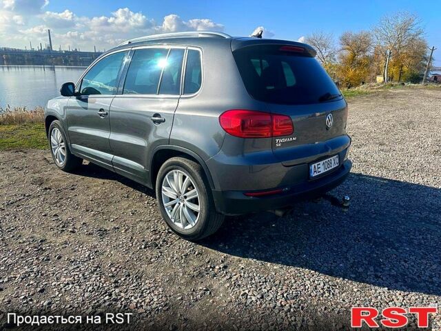 Серый Фольксваген Тигуан, объемом двигателя 2 л и пробегом 195 тыс. км за 13000 $, фото 2 на Automoto.ua