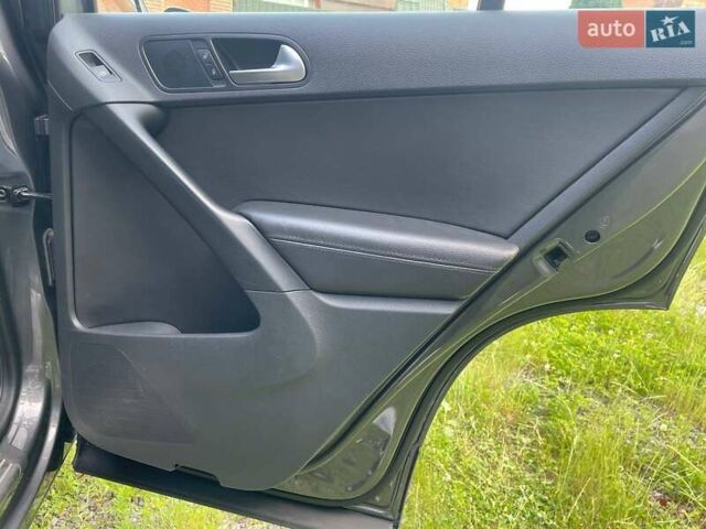 Сірий Фольксваген Тігуан, об'ємом двигуна 2 л та пробігом 133 тис. км за 13499 $, фото 25 на Automoto.ua
