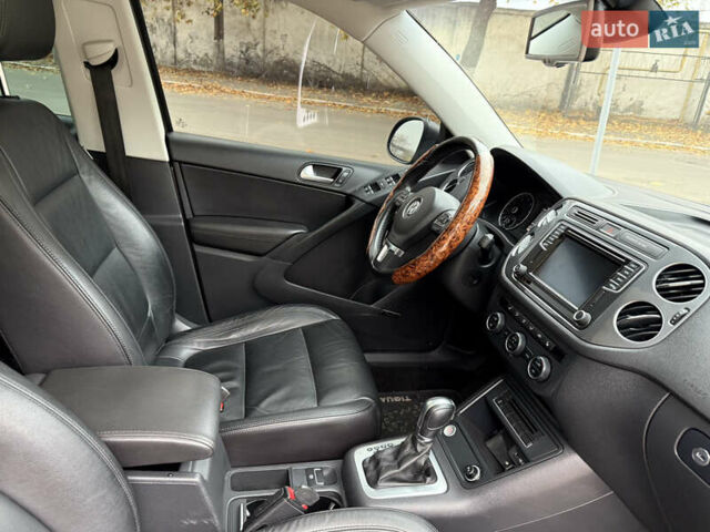 Серый Фольксваген Тигуан, объемом двигателя 2 л и пробегом 163 тыс. км за 15700 $, фото 47 на Automoto.ua