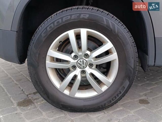 Сірий Фольксваген Тігуан, об'ємом двигуна 2 л та пробігом 205 тис. км за 12200 $, фото 40 на Automoto.ua