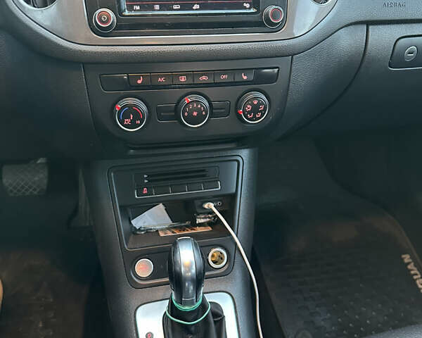 Сірий Фольксваген Тігуан, об'ємом двигуна 1.98 л та пробігом 68 тис. км за 13600 $, фото 20 на Automoto.ua