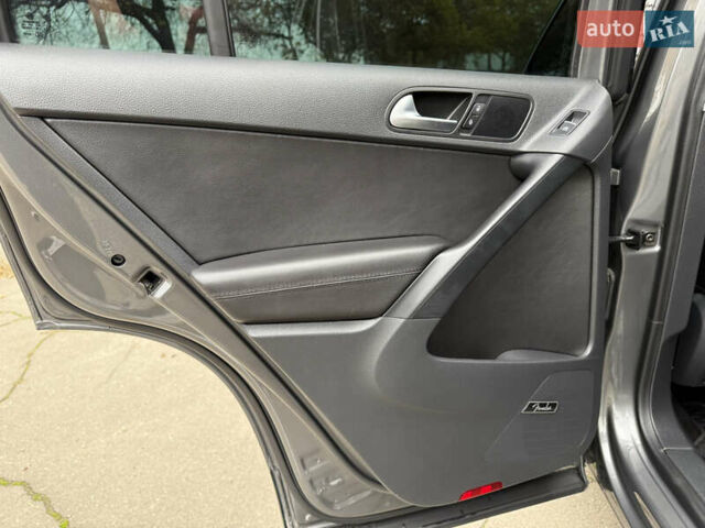 Серый Фольксваген Тигуан, объемом двигателя 2 л и пробегом 163 тыс. км за 15700 $, фото 44 на Automoto.ua