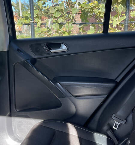 Сірий Фольксваген Тігуан, об'ємом двигуна 1.98 л та пробігом 148 тис. км за 13000 $, фото 13 на Automoto.ua