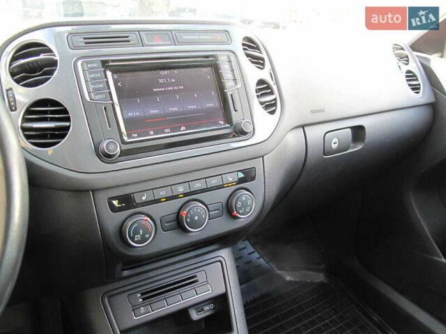 Серый Фольксваген Тигуан, объемом двигателя 2 л и пробегом 186 тыс. км за 14900 $, фото 91 на Automoto.ua