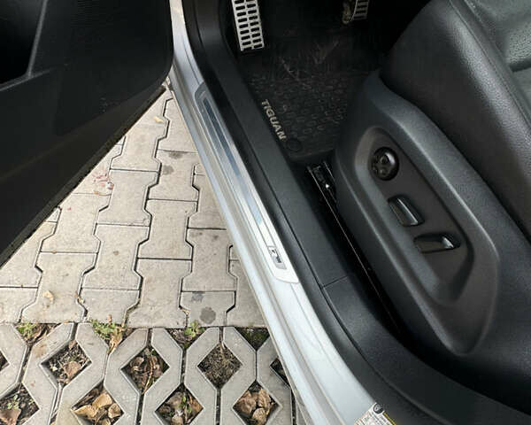 Сірий Фольксваген Тігуан, об'ємом двигуна 2 л та пробігом 175 тис. км за 12750 $, фото 61 на Automoto.ua