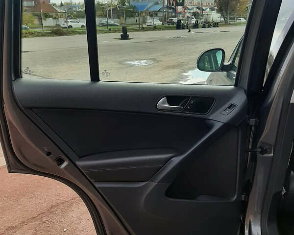 Сірий Фольксваген Тігуан, об'ємом двигуна 2 л та пробігом 206 тис. км за 12600 $, фото 24 на Automoto.ua