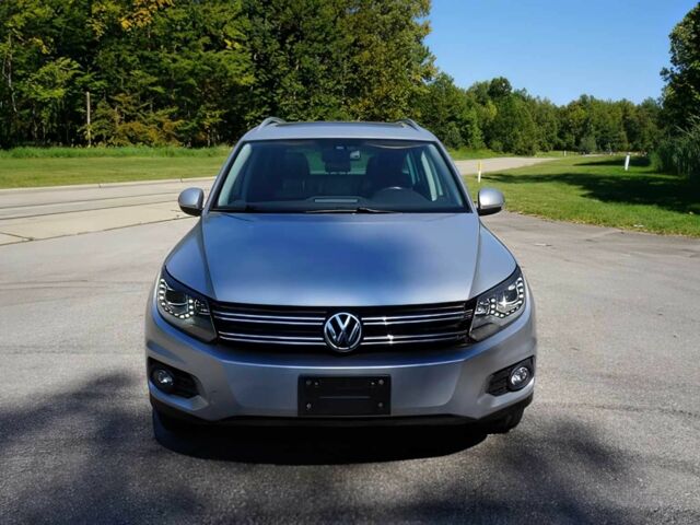 Сірий Фольксваген Тігуан, об'ємом двигуна 2 л та пробігом 77 тис. км за 7800 $, фото 1 на Automoto.ua