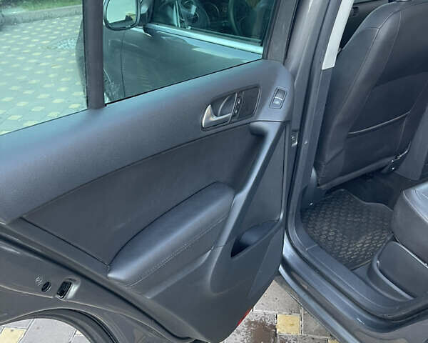 Сірий Фольксваген Тігуан, об'ємом двигуна 2 л та пробігом 205 тис. км за 10800 $, фото 15 на Automoto.ua