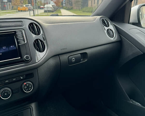 Сірий Фольксваген Тігуан, об'ємом двигуна 2 л та пробігом 175 тис. км за 12750 $, фото 36 на Automoto.ua