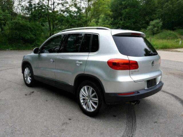Серый Фольксваген Тигуан, объемом двигателя 2 л и пробегом 77 тыс. км за 4500 $, фото 4 на Automoto.ua