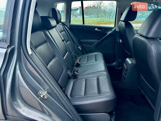 Сірий Фольксваген Тігуан, об'ємом двигуна 2 л та пробігом 150 тис. км за 12300 $, фото 27 на Automoto.ua