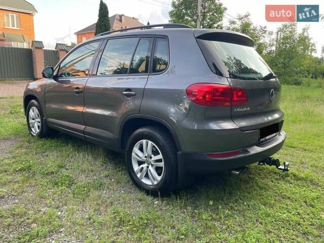 Сірий Фольксваген Тігуан, об'ємом двигуна 2 л та пробігом 133 тис. км за 13499 $, фото 4 на Automoto.ua