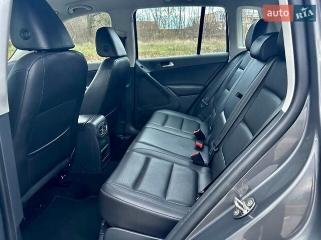 Сірий Фольксваген Тігуан, об'ємом двигуна 2 л та пробігом 150 тис. км за 12300 $, фото 28 на Automoto.ua