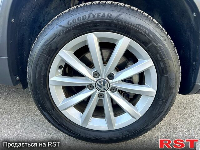 Сірий Фольксваген Тігуан, об'ємом двигуна 2 л та пробігом 190 тис. км за 13700 $, фото 8 на Automoto.ua