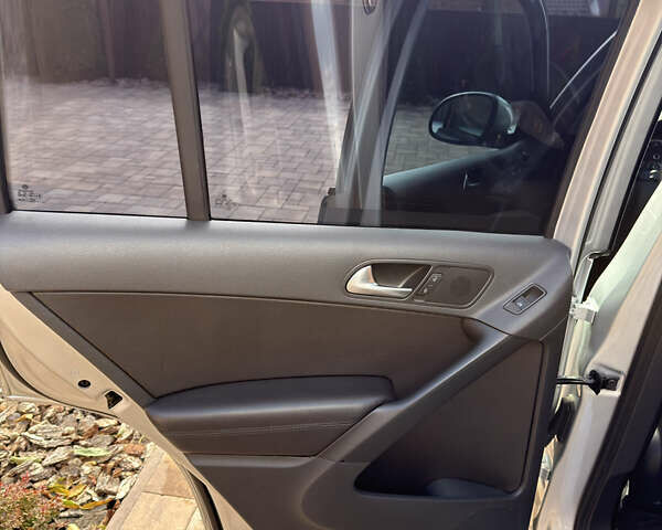 Серый Фольксваген Тигуан, объемом двигателя 1.98 л и пробегом 142 тыс. км за 12800 $, фото 19 на Automoto.ua