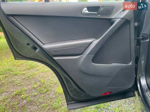 Сірий Фольксваген Тігуан, об'ємом двигуна 2 л та пробігом 133 тис. км за 13499 $, фото 26 на Automoto.ua