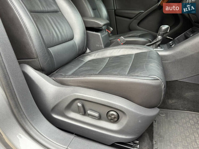 Серый Фольксваген Тигуан, объемом двигателя 2 л и пробегом 163 тыс. км за 15700 $, фото 46 на Automoto.ua