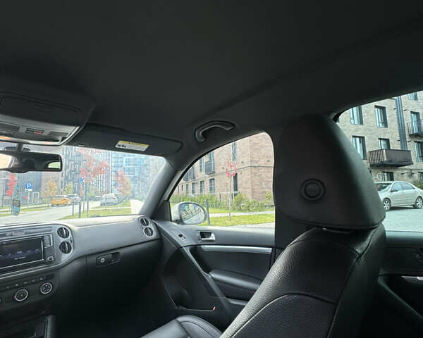 Сірий Фольксваген Тігуан, об'ємом двигуна 2 л та пробігом 175 тис. км за 12750 $, фото 58 на Automoto.ua