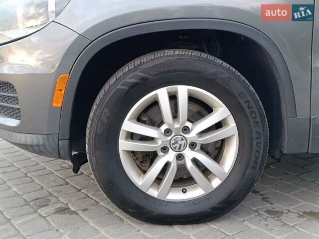 Сірий Фольксваген Тігуан, об'ємом двигуна 2 л та пробігом 205 тис. км за 12200 $, фото 38 на Automoto.ua