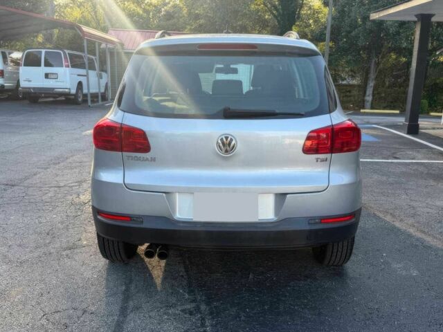 Сірий Фольксваген Тігуан, об'ємом двигуна 2 л та пробігом 71 тис. км за 7600 $, фото 6 на Automoto.ua