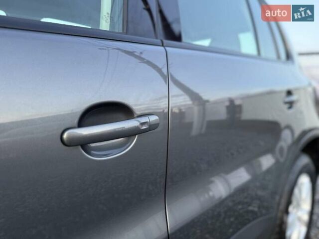 Серый Фольксваген Тигуан, объемом двигателя 2 л и пробегом 135 тыс. км за 11950 $, фото 28 на Automoto.ua
