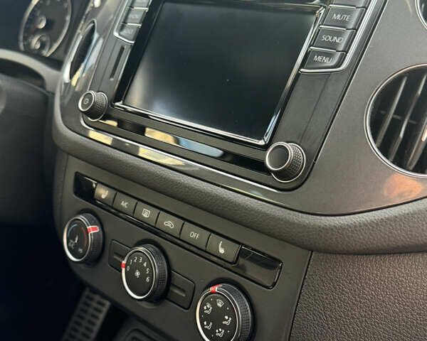 Сірий Фольксваген Тігуан, об'ємом двигуна 2 л та пробігом 175 тис. км за 12750 $, фото 39 на Automoto.ua