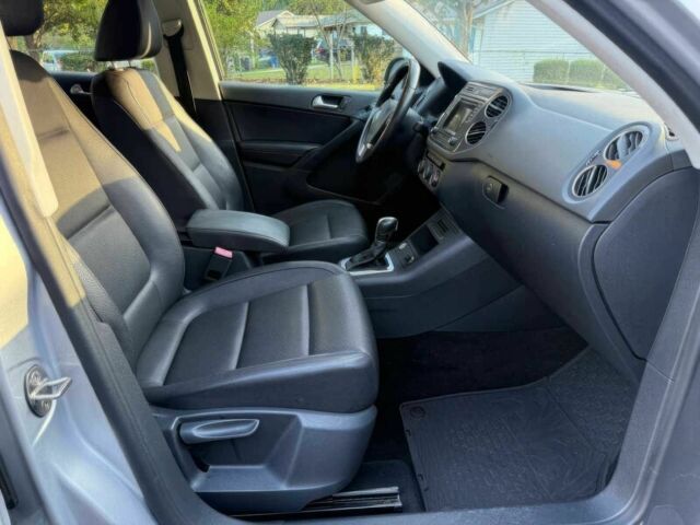 Сірий Фольксваген Тігуан, об'ємом двигуна 2 л та пробігом 71 тис. км за 7600 $, фото 9 на Automoto.ua