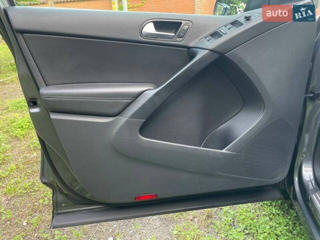 Сірий Фольксваген Тігуан, об'ємом двигуна 2 л та пробігом 133 тис. км за 13499 $, фото 27 на Automoto.ua