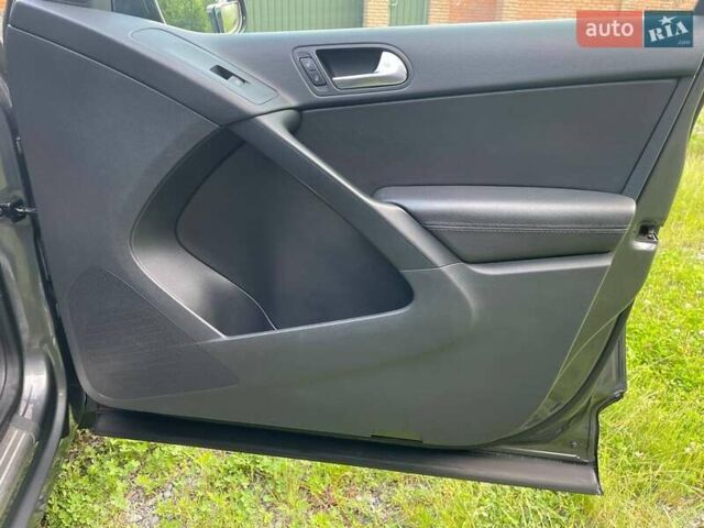 Сірий Фольксваген Тігуан, об'ємом двигуна 2 л та пробігом 133 тис. км за 13499 $, фото 28 на Automoto.ua