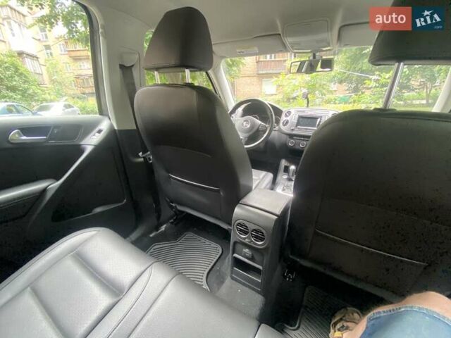 Серый Фольксваген Тигуан, объемом двигателя 2 л и пробегом 95 тыс. км за 14976 $, фото 13 на Automoto.ua