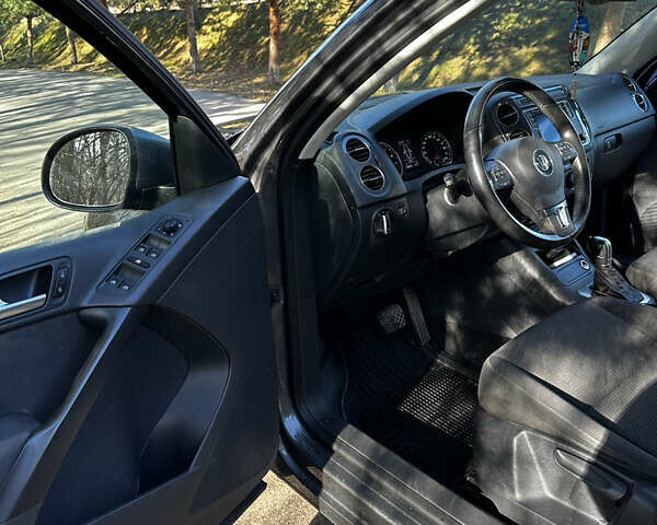 Сірий Фольксваген Тігуан, об'ємом двигуна 2 л та пробігом 108 тис. км за 14000 $, фото 7 на Automoto.ua