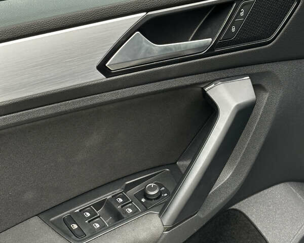 Сірий Фольксваген Тігуан, об'ємом двигуна 1.97 л та пробігом 181 тис. км за 22300 $, фото 5 на Automoto.ua