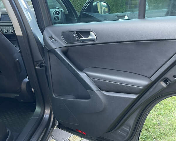 Сірий Фольксваген Тігуан, об'ємом двигуна 2 л та пробігом 205 тис. км за 10800 $, фото 12 на Automoto.ua