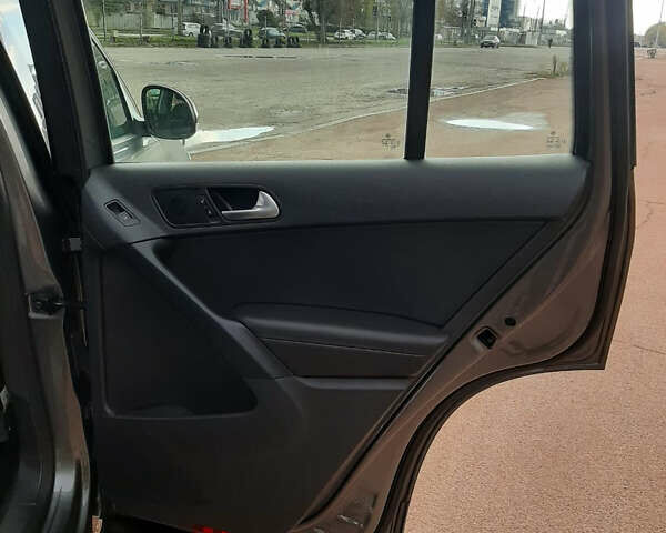 Сірий Фольксваген Тігуан, об'ємом двигуна 2 л та пробігом 206 тис. км за 12600 $, фото 20 на Automoto.ua