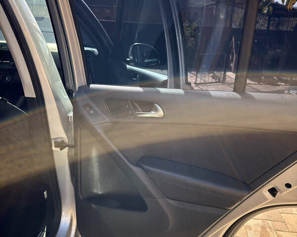 Серый Фольксваген Тигуан, объемом двигателя 1.98 л и пробегом 142 тыс. км за 12800 $, фото 15 на Automoto.ua