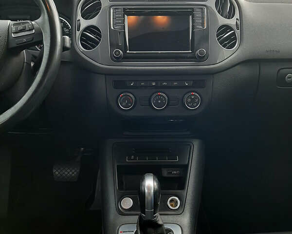 Сірий Фольксваген Тігуан, об'ємом двигуна 2 л та пробігом 206 тис. км за 12600 $, фото 7 на Automoto.ua