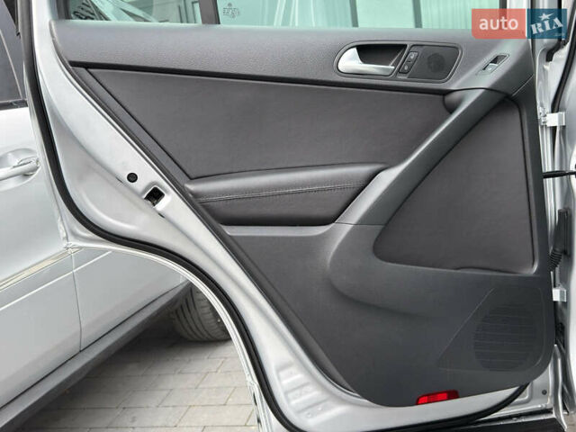 Серый Фольксваген Тигуан, объемом двигателя 2 л и пробегом 181 тыс. км за 15000 $, фото 43 на Automoto.ua