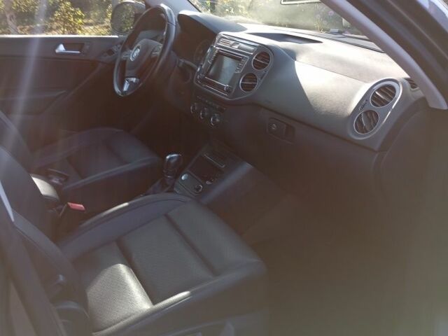 Серый Фольксваген Тигуан, объемом двигателя 2 л и пробегом 160 тыс. км за 15000 $, фото 4 на Automoto.ua