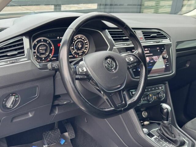 Серый Фольксваген Тигуан, объемом двигателя 2 л и пробегом 320 тыс. км за 20500 $, фото 16 на Automoto.ua